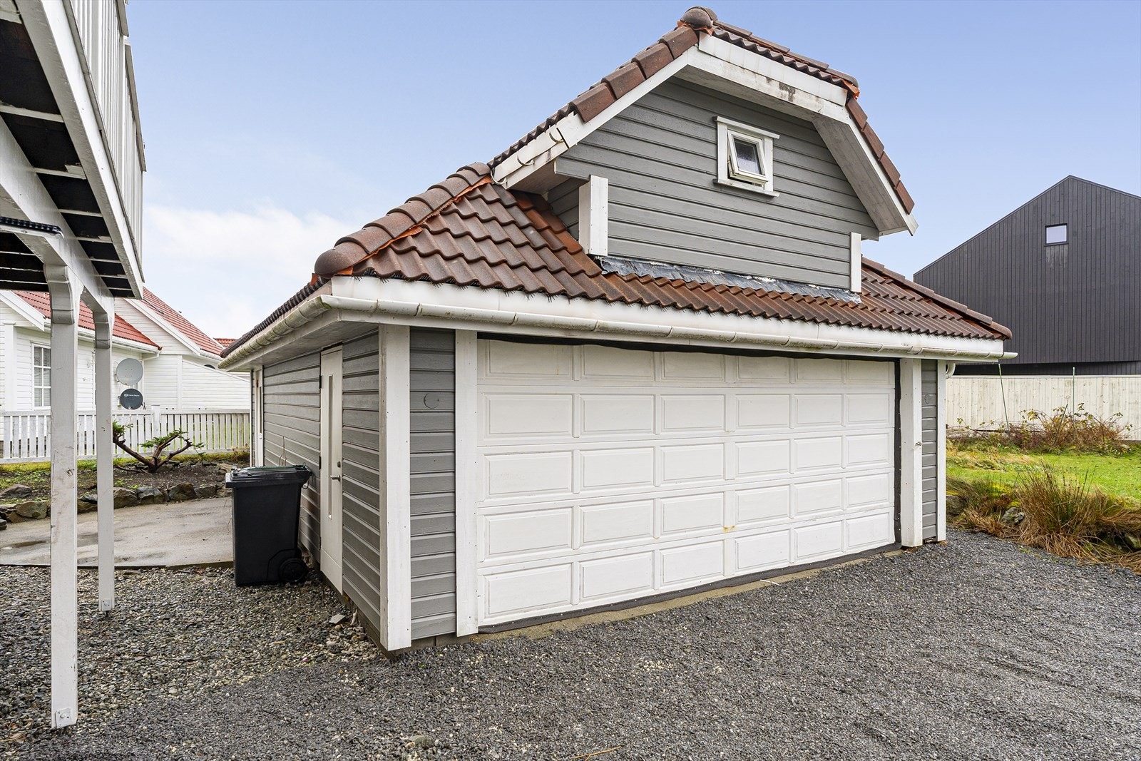 Gode parkeringsmuligheter i garasje og gruset gårdsrom Galleribilde