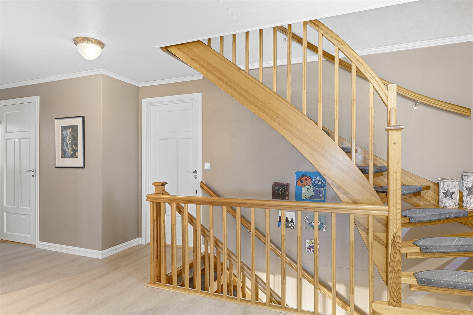 I 2021 ble det lagt nytt gulv og lister i gang, stue og kjøkken i 1. etasje Galleribilde