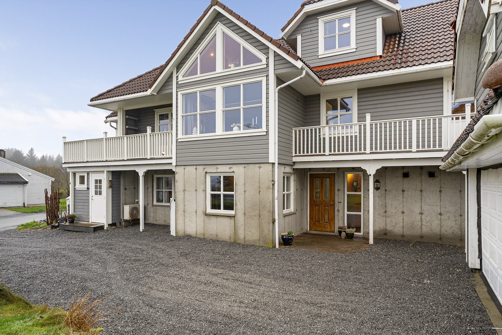 I deler av underetasjen er det etablert en egen boenhet/leilighet som per i dag er utleid for kr 9 000,- per måned inkludert strøm, TV og internett (ikke omsøkt/godkjent boenhet) Galleribilde