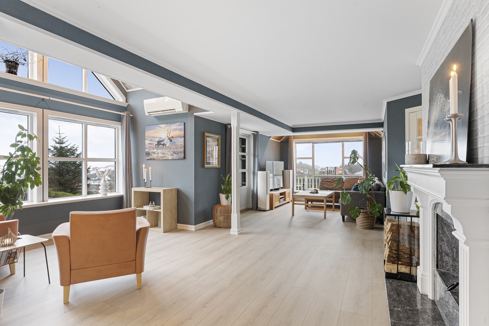 Lys og romslig stue i 1. etasje med god plass til flere sittegrupper Galleribilde