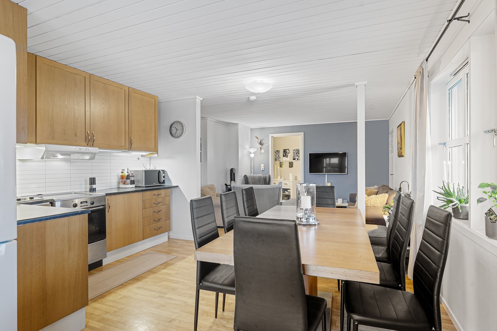 Kjøkken med slette fronter, laminat benkeplate og frittstående hvitevarer Galleribilde