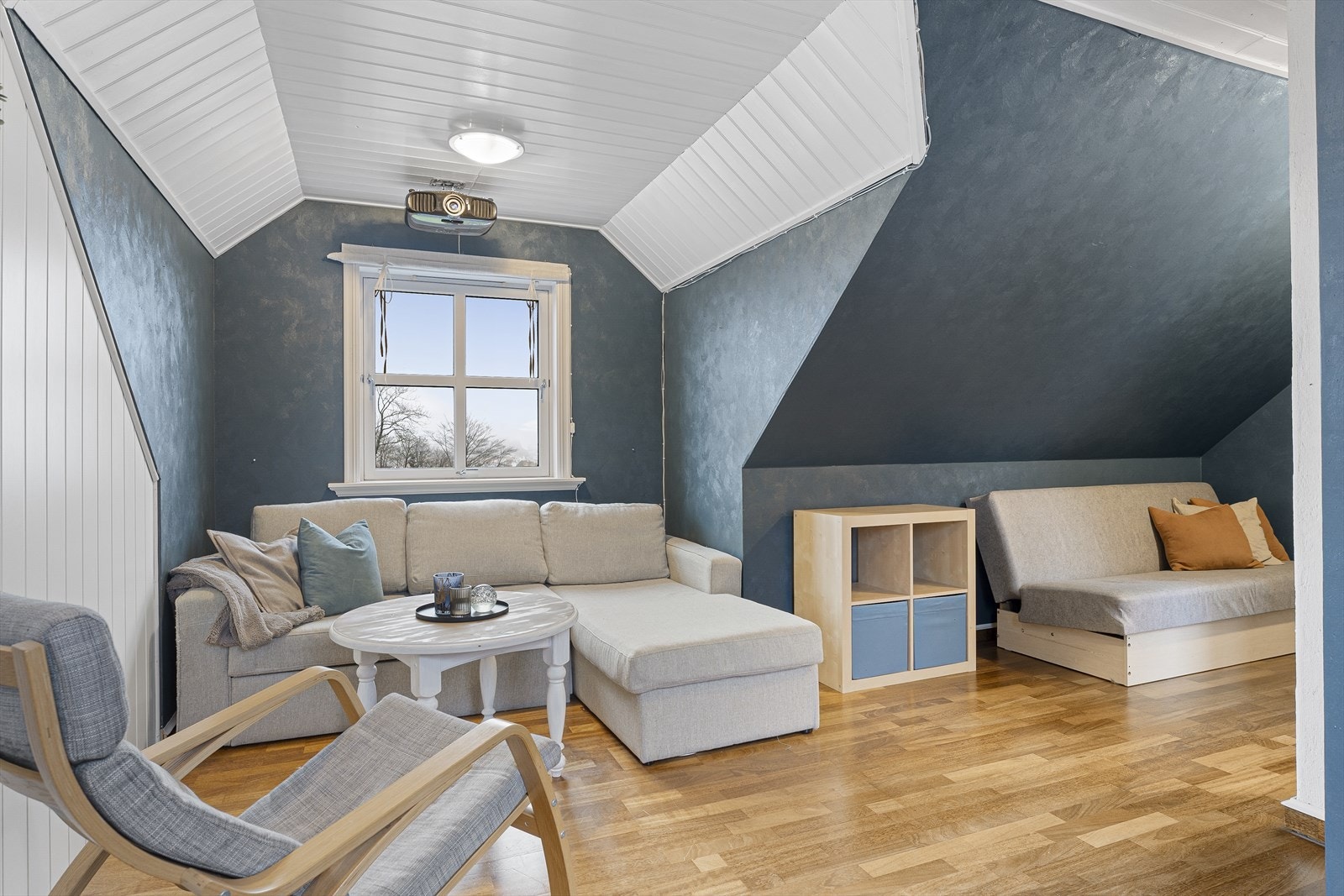 Koselig loftstue med god plass til sofagruppe og tv-møblement Galleribilde