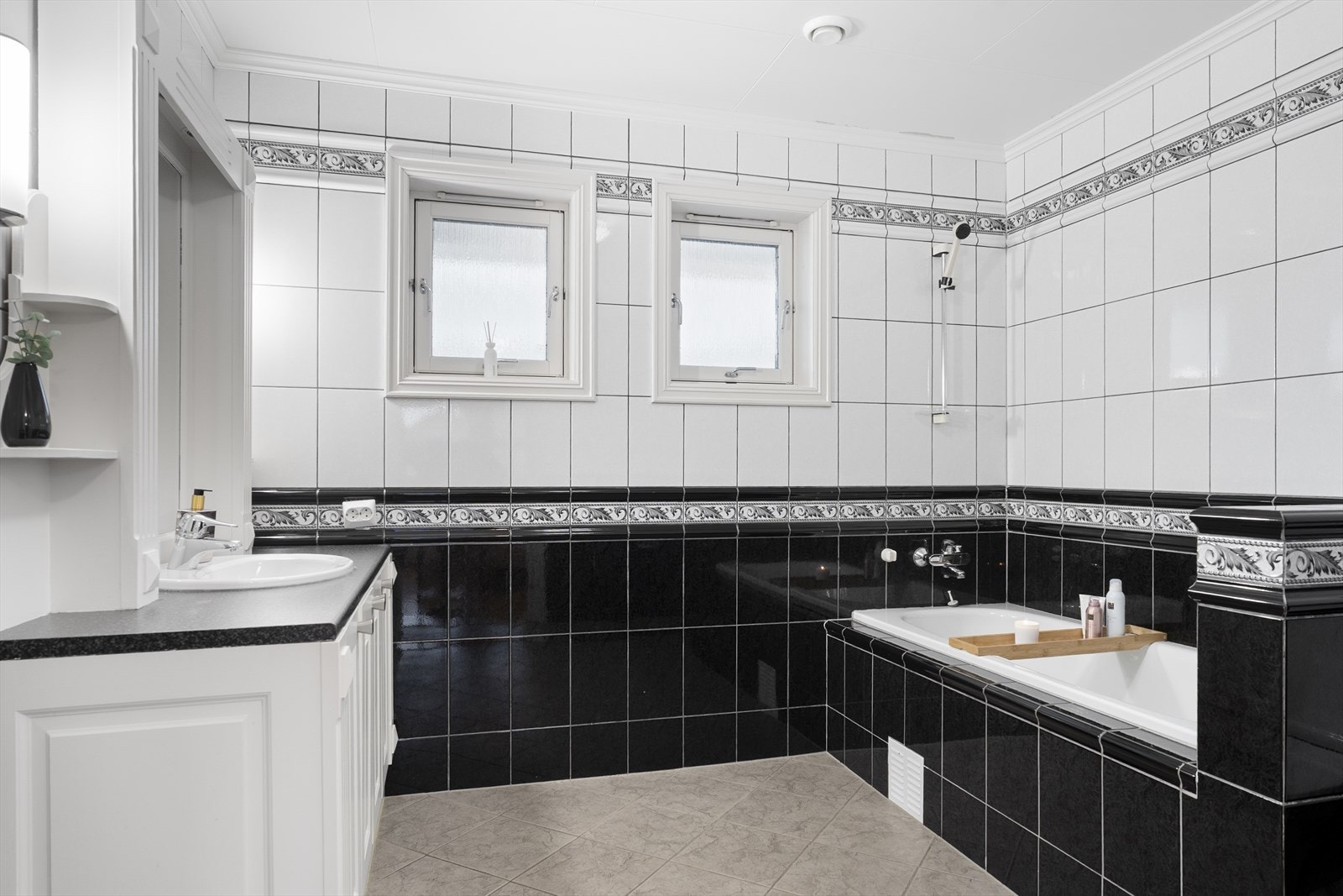 Badet i 1. etasje har fliser på gulv og vegger, elektriske varmekabler og prefabrikkerte takplater i himling Galleribilde