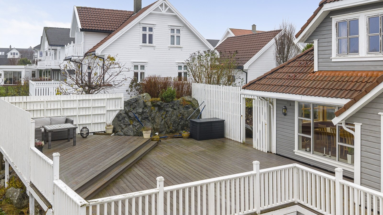 Stort sørvestvendt terrasseområde med god plass til ønsket utemøblement Galleribilde