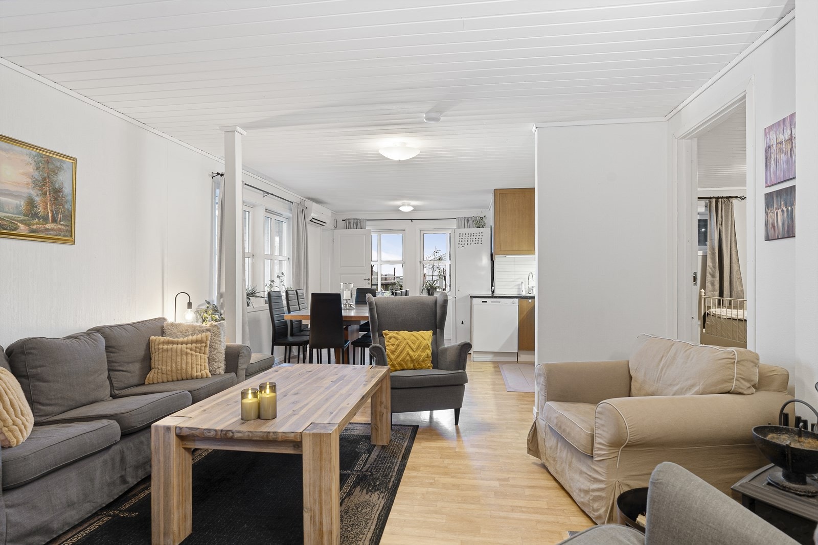 I deler av underetasjen er det etablert en egen boenhet/leilighet som består av vindfang, stue/kjøkken, to soverom, bad og bod (boenheten er ikke omsøkt/godkjent, det er heller ikke søkt om bruksendring ved innredning av rommene) Galleribilde