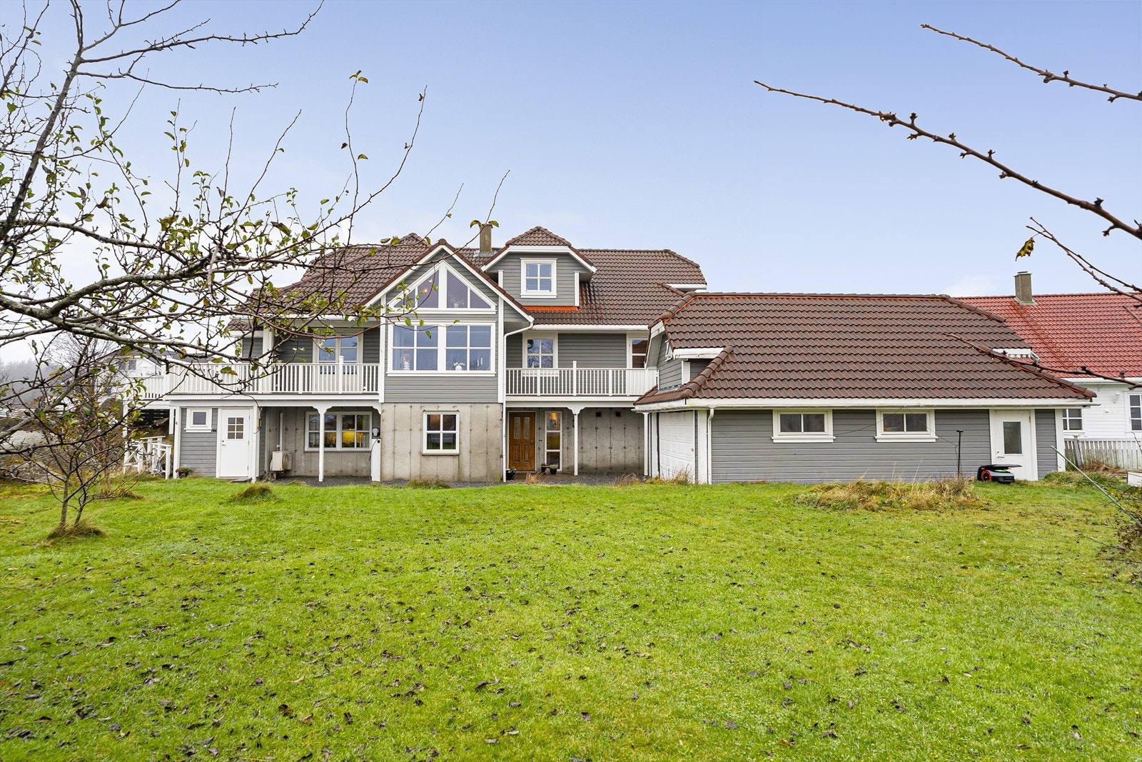 Stubbevegen 11 er en innholdsrik enebolig over tre plan Galleribilde