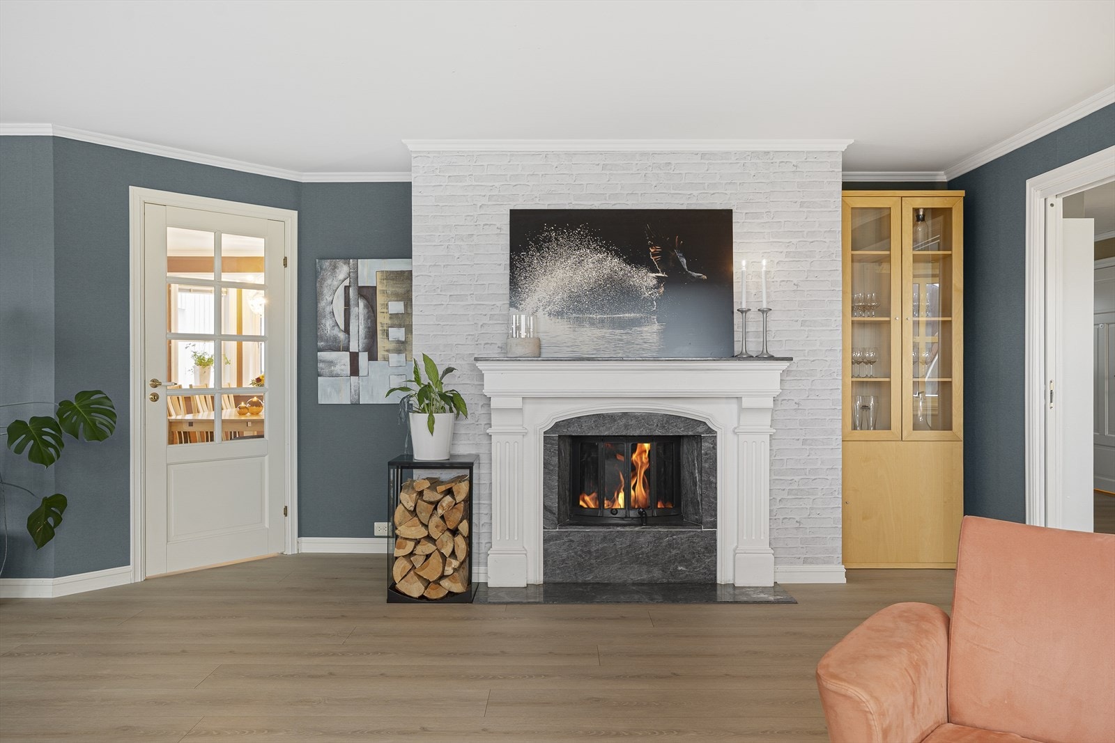 Det er montert flott peisovn i stuen i 1. etasje som gir deilig varme til boligen på årets kaldeste dager Galleribilde