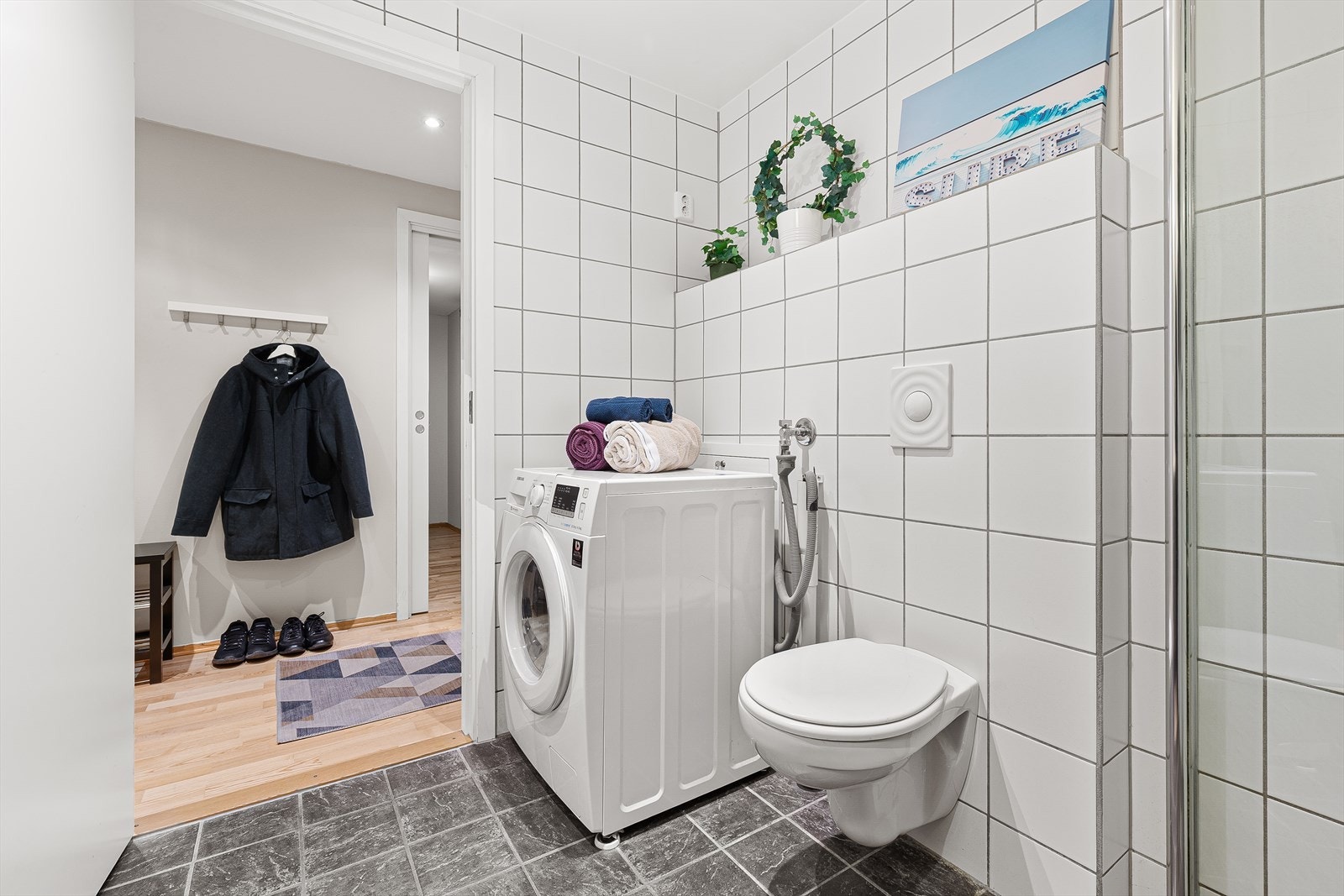 Det er opplegg for vaskemaskin, rørfordelingskap med stengekran og mekanisk avtrekk på badet. Galleribilde