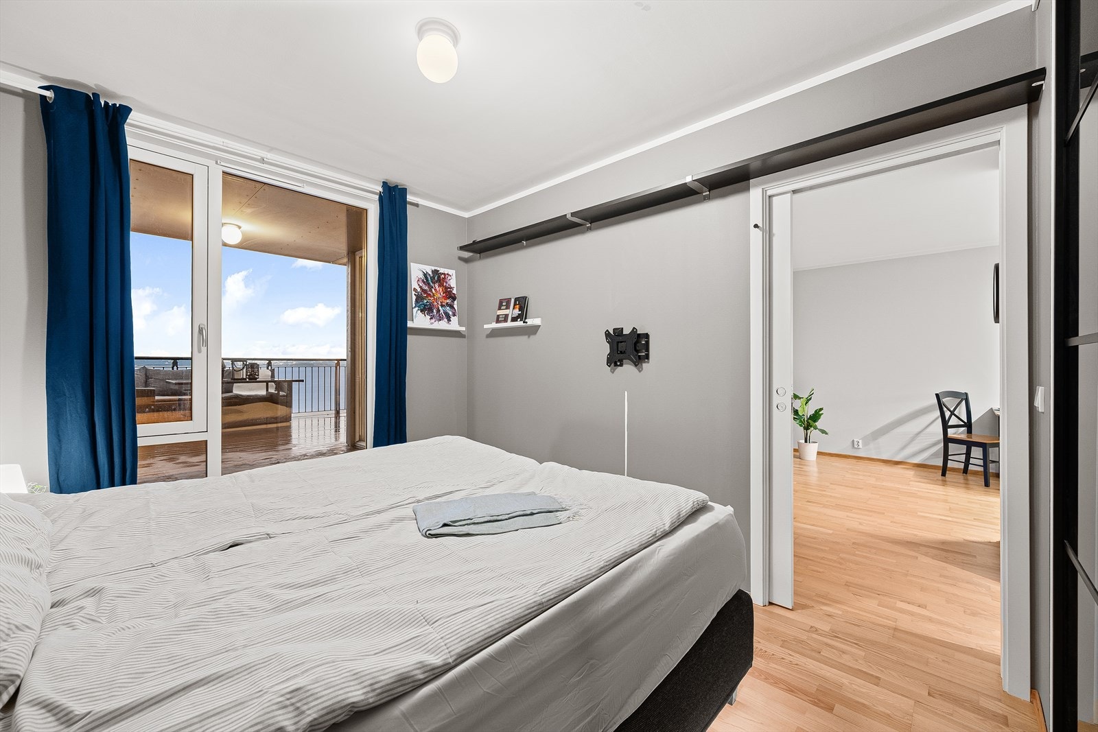 Romslig soverom på 10,2 kvm med god plass til ønsket sengestørrelse, samt rikelig med naturlig lysinnslipp fra de store vindusflatene. Galleribilde