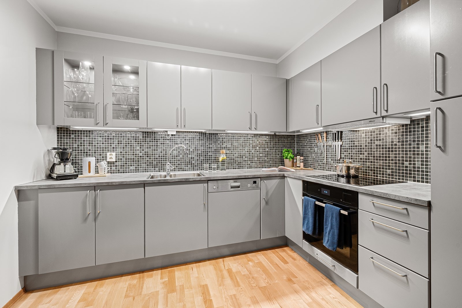 Lyst kjøkken på 7,8m². Her får du godt med skap- og benkeplass. Integrerte hvitevarer som stekovn, platetopp, oppvaskmaskin og kjøleskap. Galleribilde