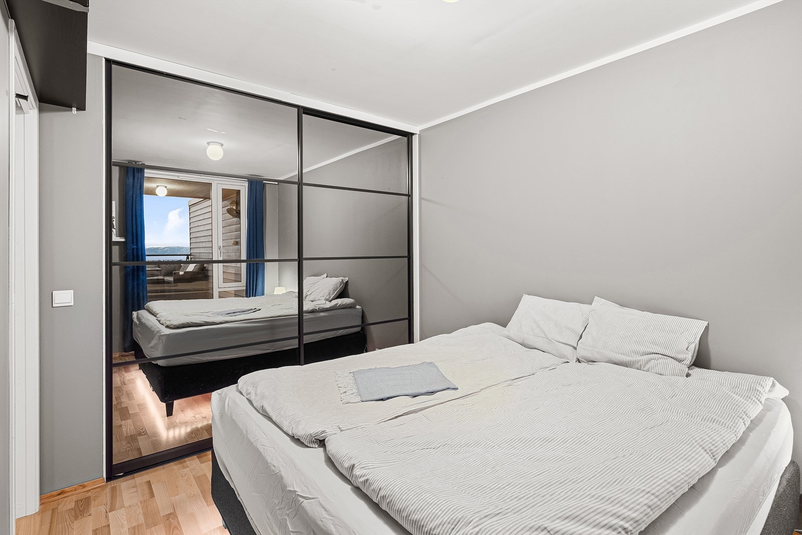 Det medfølger skyvedørsgarderobe på soverommet med god oppbevaringsplass. Galleribilde