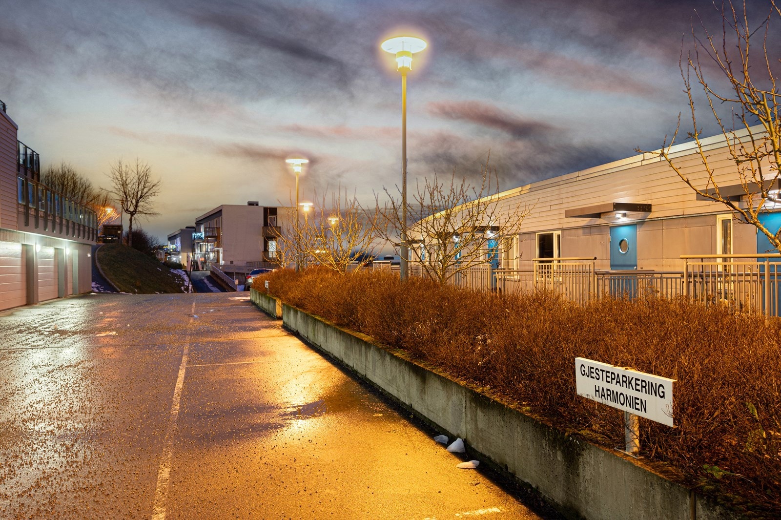 Sameiet Harmonien disponerer gjesteparkeringer på bakkeplan samt i parkeringskjeller. Galleribilde