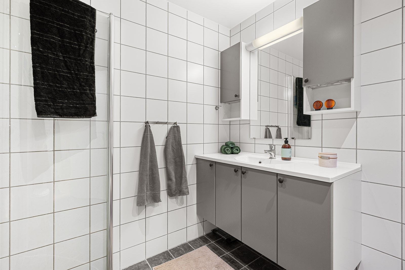 Baderommet er på 5,1m og har godt med oppbevaringsplass. Galleribilde