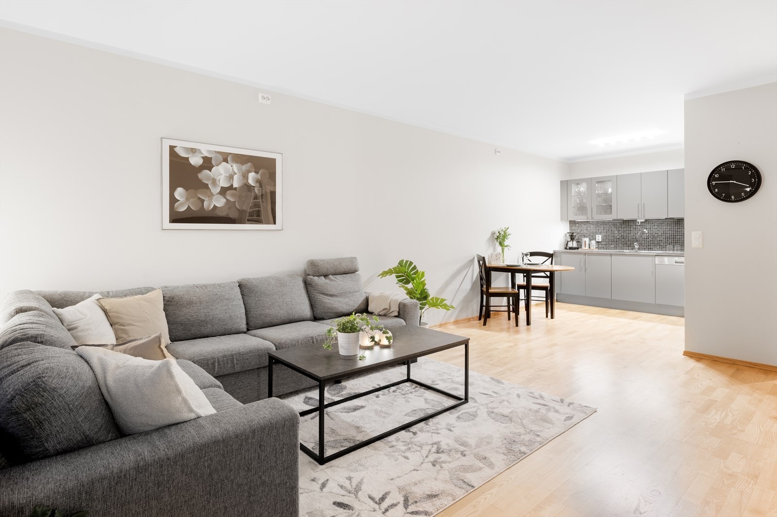 Åpen stue- kjøkkenløsning på 30m² med plass til både sofagruppe og spisebord. Galleribilde