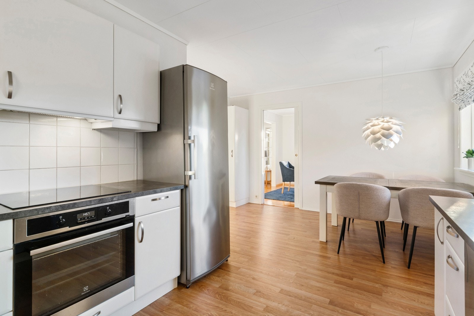 Og godt med plass til et spisebord til hyggelige frokoster, leksegjennomføring underveis i middagslagingen og late helgedager med en god start på dagen. Galleribilde