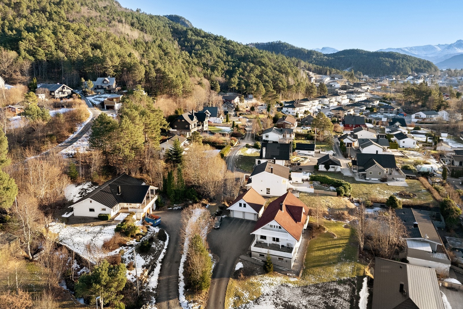 Boligen ligger fint til i ende av blindvei. Her er det null trafikk og gode oppvekstvilkår. Galleribilde