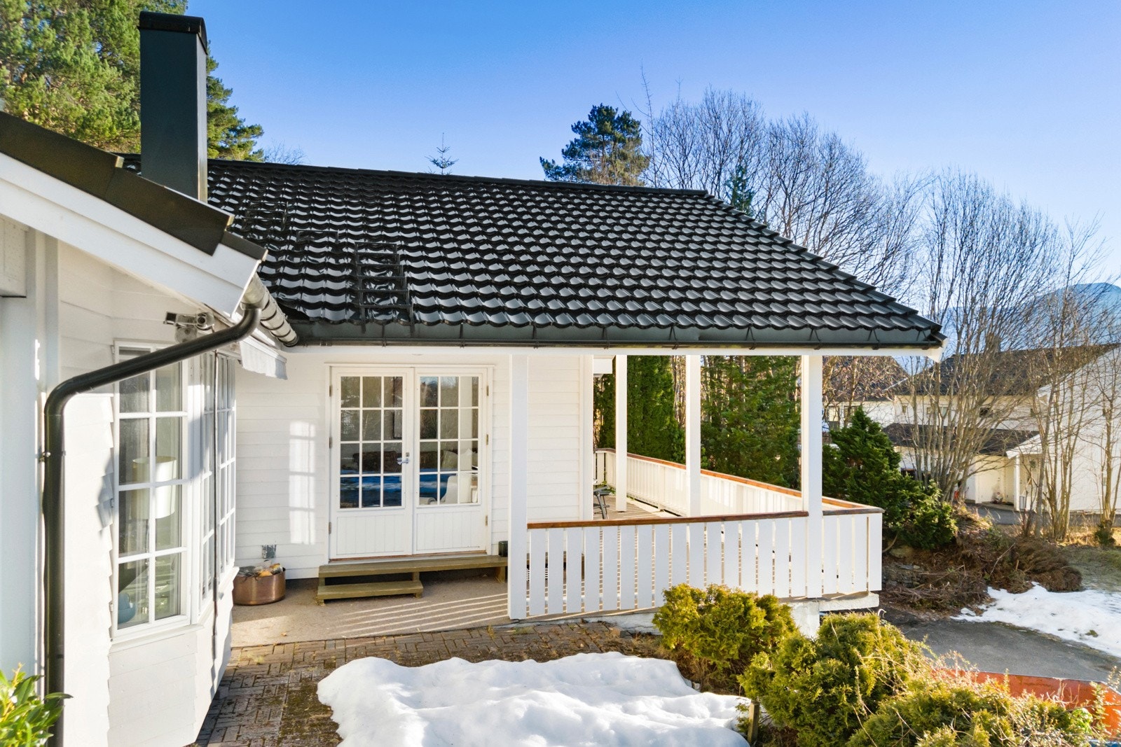Her får du direkte tilkomst til det solrike uteområdet fra stuen, med muligheter for å enkelt flytte seg etter solen gjennom dagen. Galleribilde