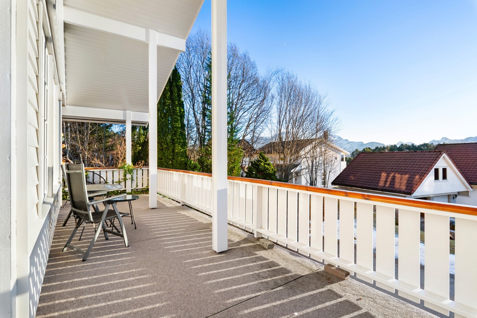 Verandaen er overbygd og har støpt dekke. Galleribilde