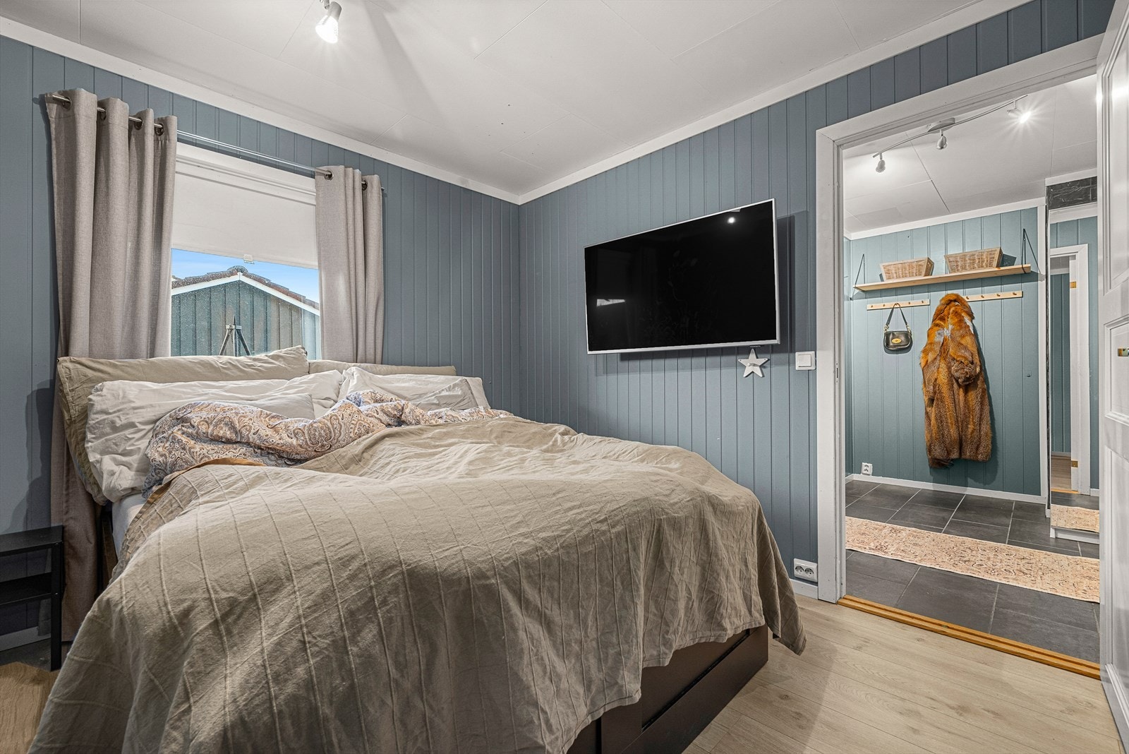 Hovedsoverommet er like under 11 m², og har god plass til både dobbeltseng og garderobeskap. Galleribilde