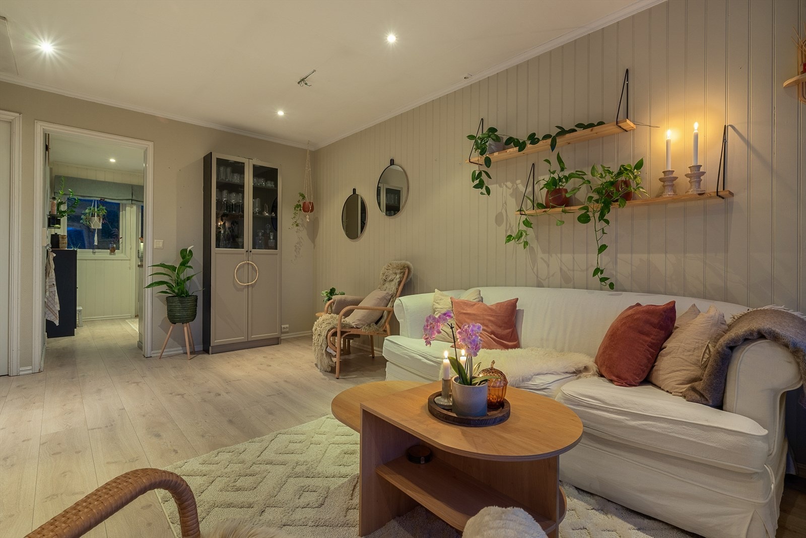 Stuen er utstyrt med downlights i himlingen som bidrar til god belysning og en lun, trivelig atmosfære. Galleribilde