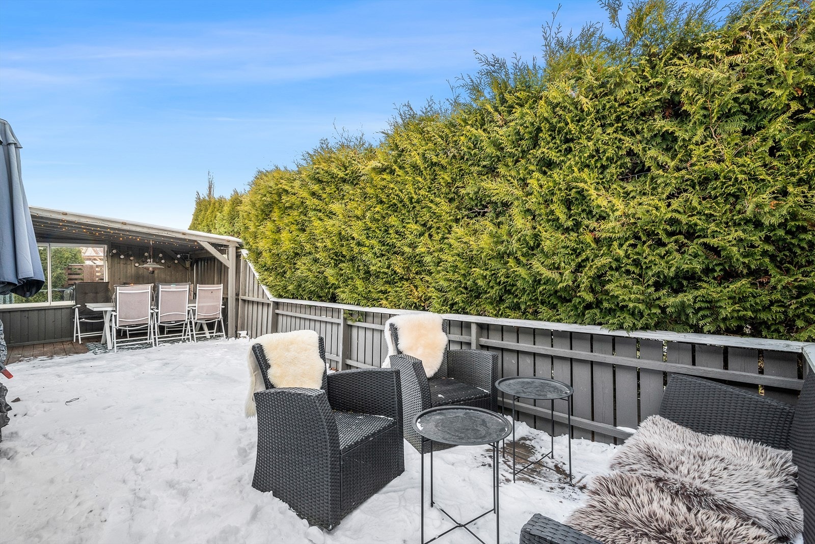 Boligen har en skjermet og solrik terrasse på hele 35 m², med god plass til ønsket hagemøblering. Galleribilde