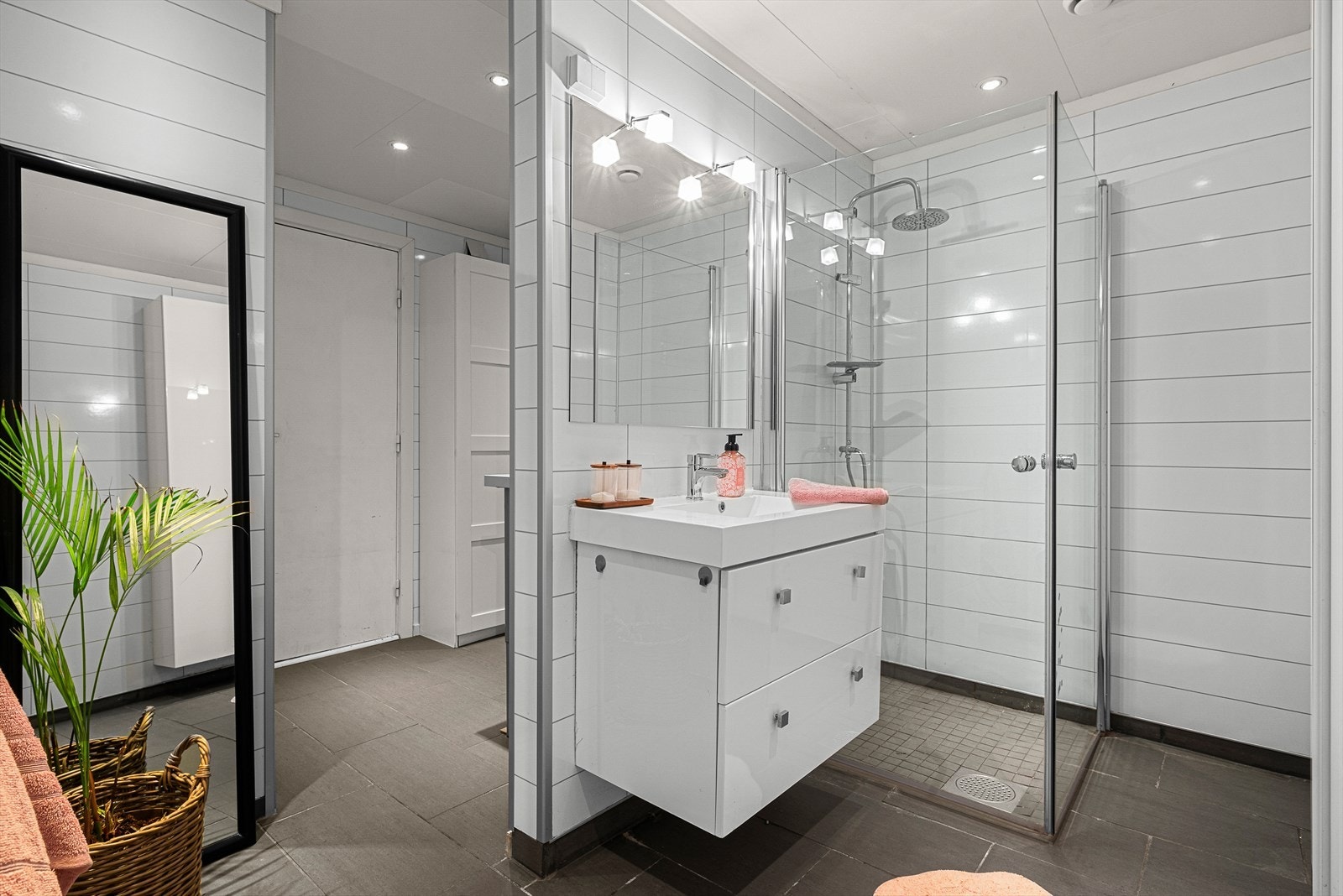 Boligen har et romslig kombinert bad og vaskerom på hele 10 m², ideelt for barnefamilier. Galleribilde