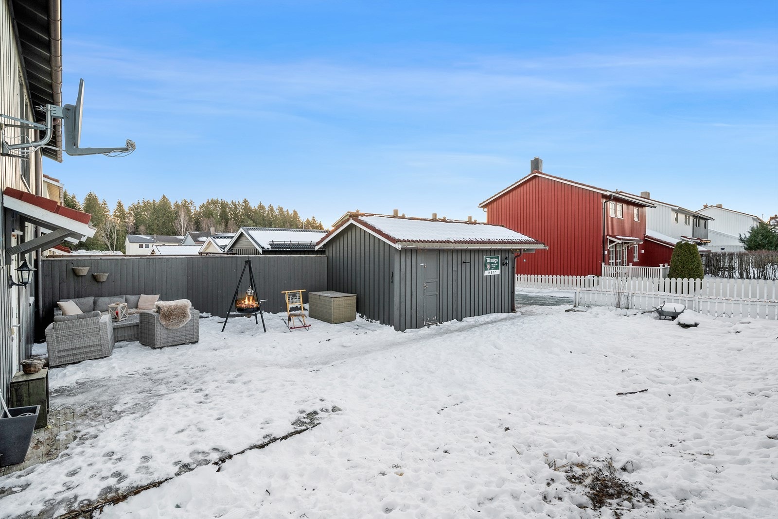 Parkering i carport på egen tomt. Her finnes også en praktisk sportsbod i bakkant. Galleribilde