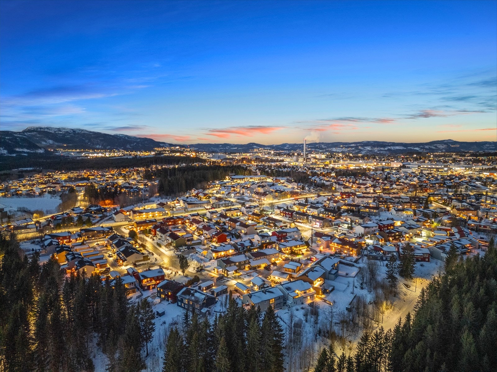 Fra boligen er det 5 minutters kjøring til City Syd, som tilbyr et bredt utvalg av servicetilbud og fasiliteter. Galleribilde