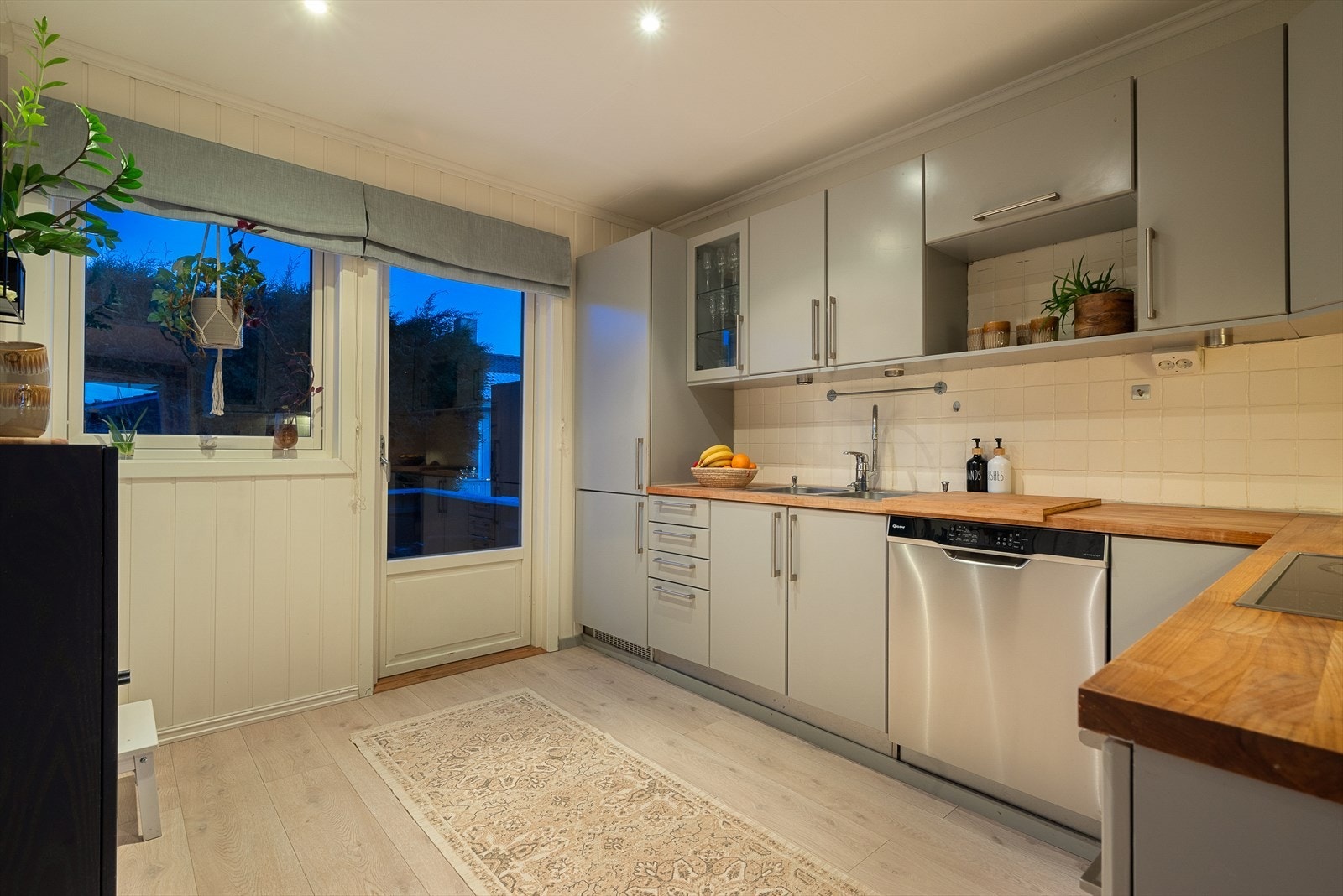 Fra kjøkkenet er det direkte utgang til bakhagen og terrassen. Galleribilde