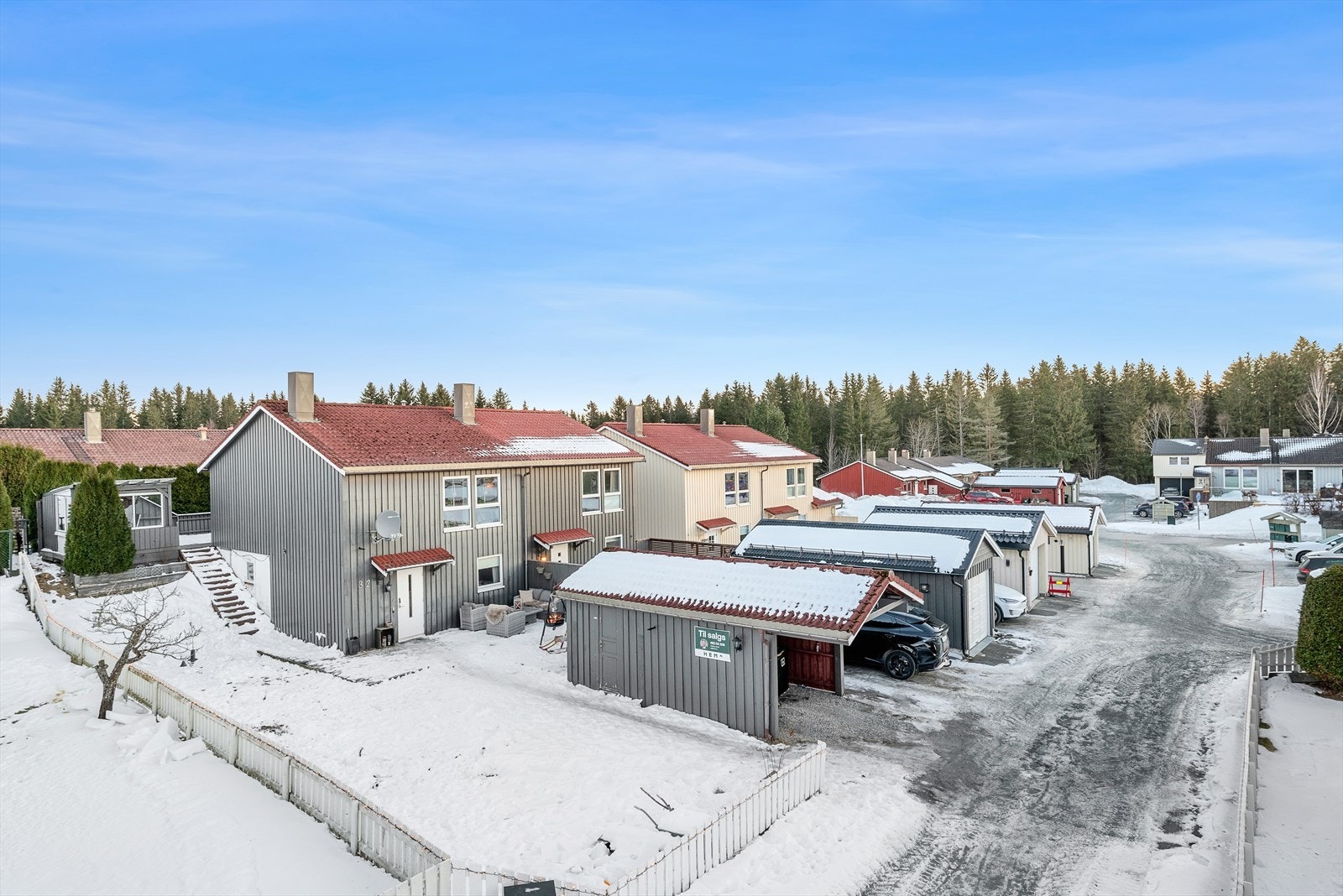 Boligen har en meget attraktiv og flott beliggenhet innerst i en blindvei, med egen hage og flotte uteområder. Galleribilde