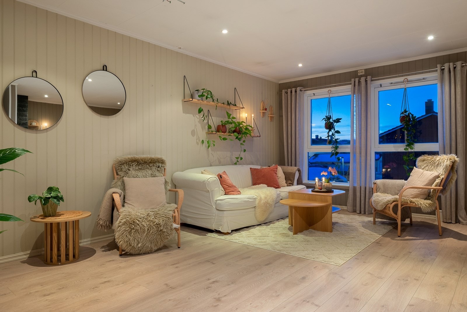 Boligen har en rekke kvaliteter å skilte med, blant annet flere flotte uteområder, gode solforhold, parkering i carport og tre gode soverom. Galleribilde