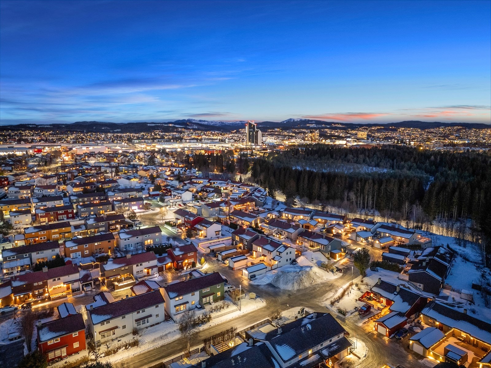 Boligen ligger i et attraktivt boligområde, med gangavstand til barnehage, skole og Tillermarka. Galleribilde