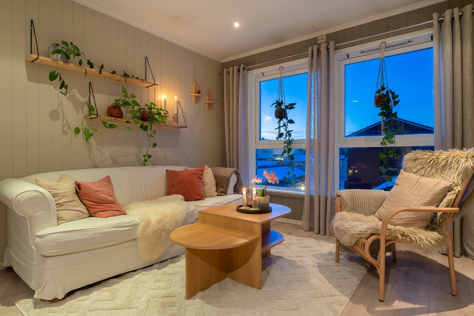 Stuen har flere store vindusflater som slipper inn rikelig med naturlig lys og skaper en lys og trivelig atmosfære. Galleribilde