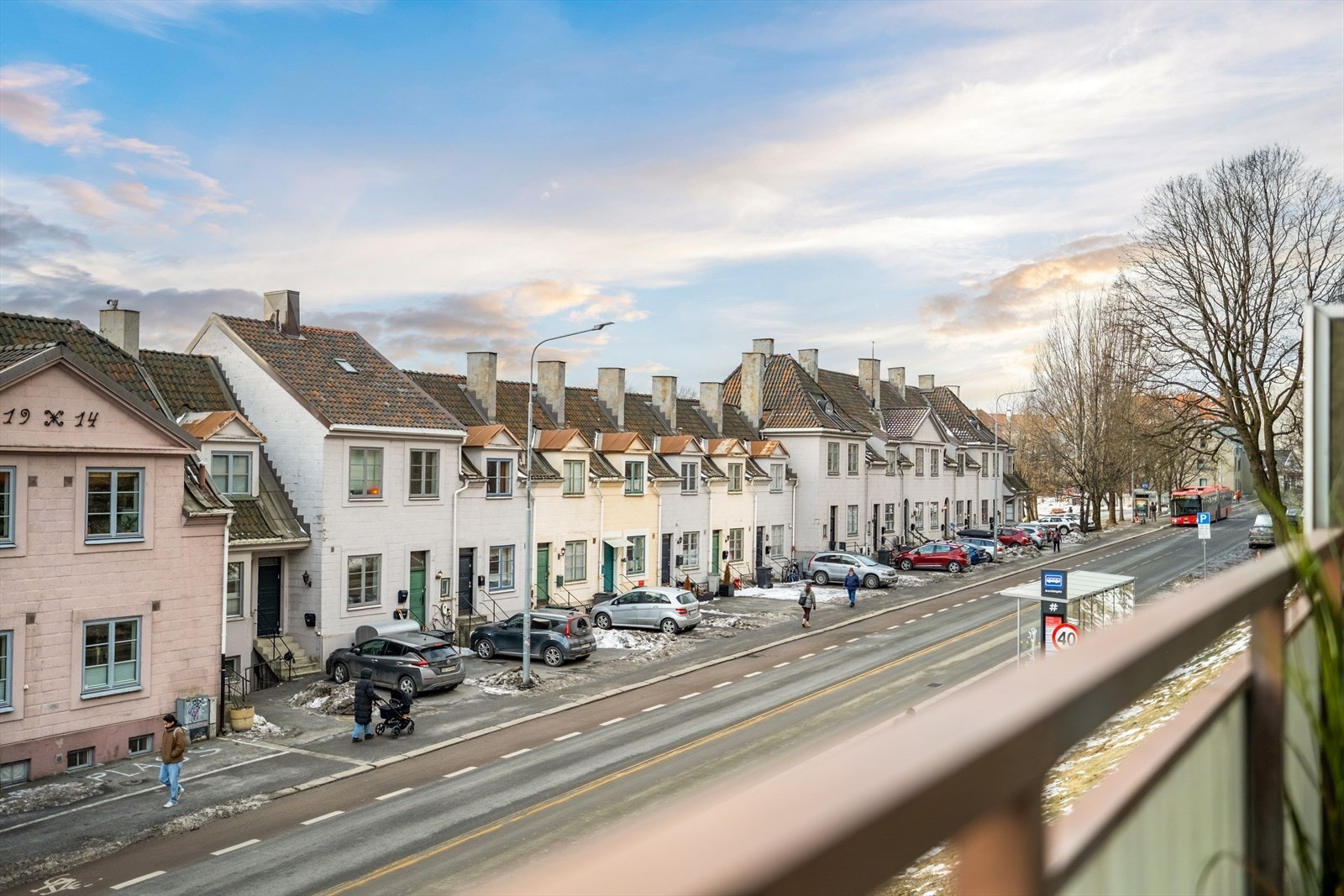 Her bor du med umiddelbar nærhet til offentlig transport, butikker, hyggelige kafeer og spisesteder. Galleribilde