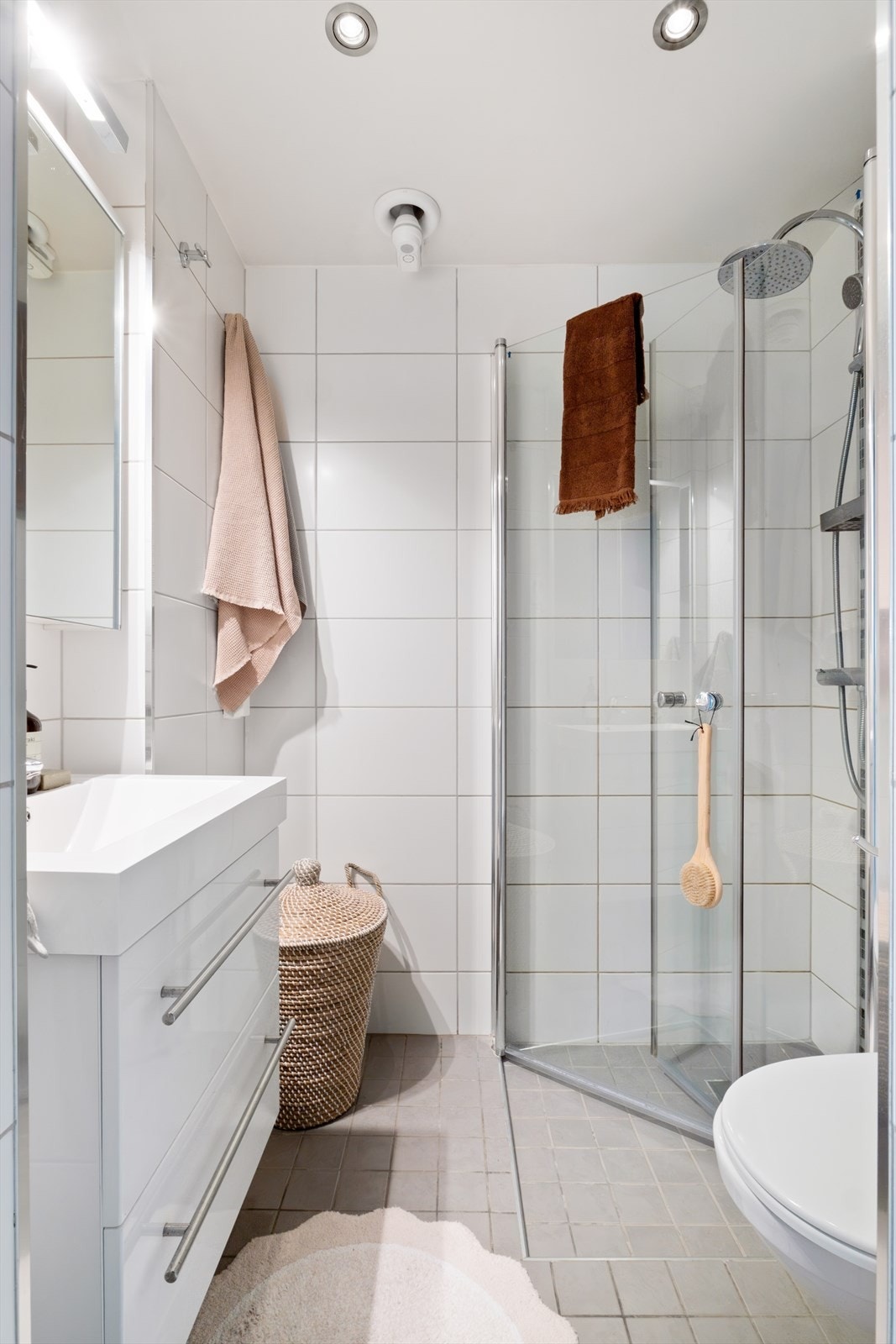 Flislagt baderom fra 2012 med gulvvarme og opplegg for vaskemaskin. Galleribilde