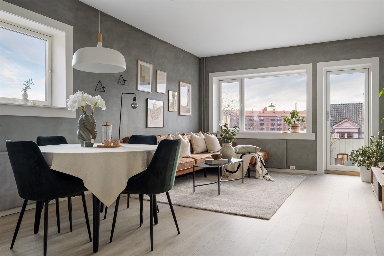 Leilighetens inngangsparti er i 1.etasje mens resten av leiligheten ligger i tilsvarende 2. etasje og inneholder stue, separat kjøkken, bad og 2 soverom. Galleribilde