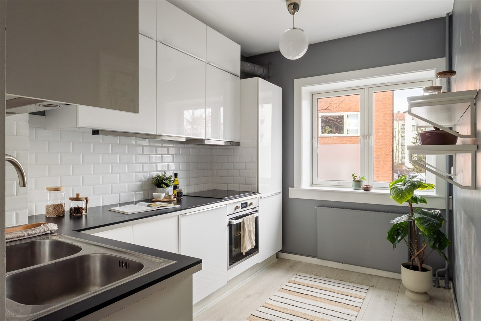 Separat kjøkken med innredning fra Ikea (2015) med glatte, hvite fronter. Galleribilde