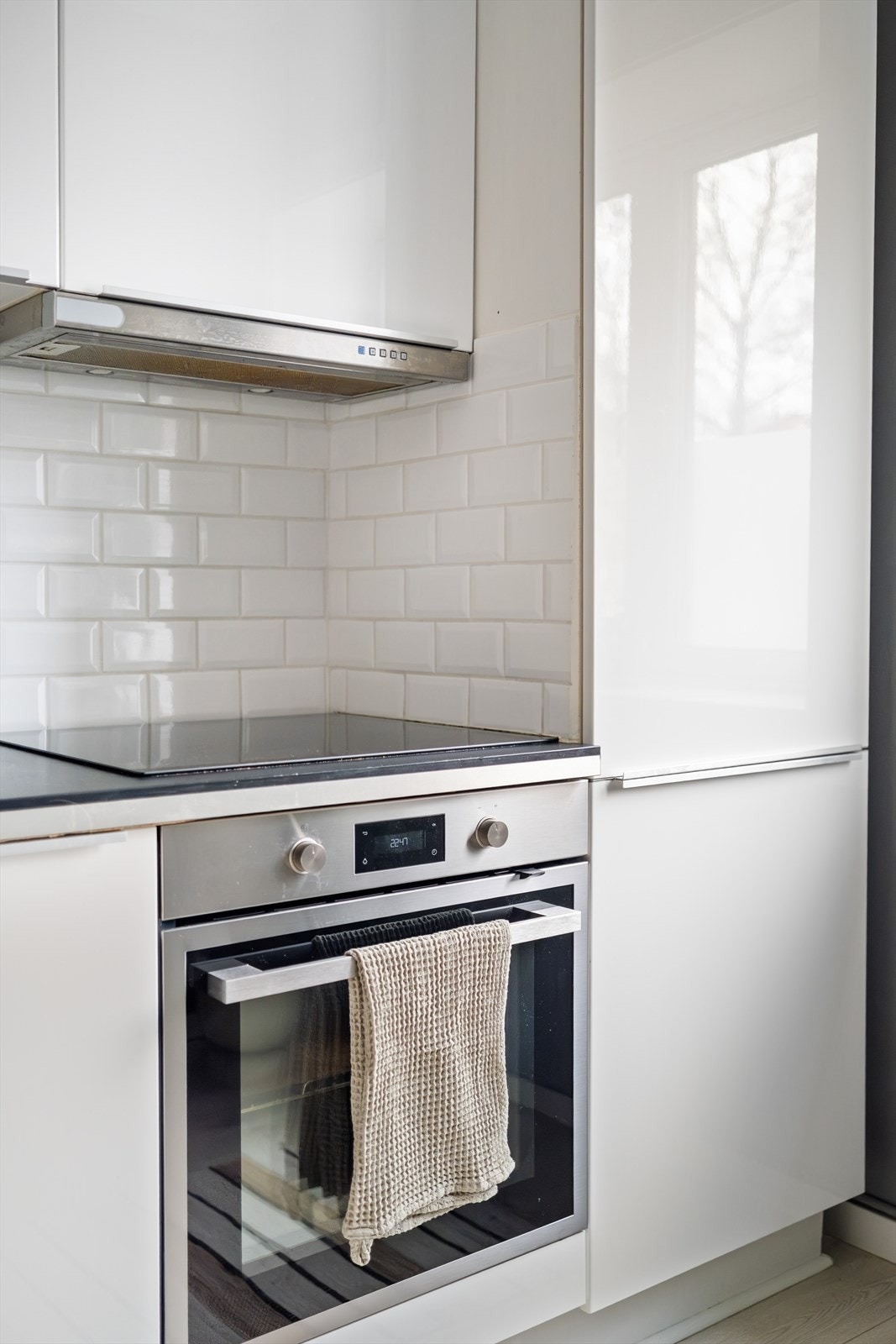 Kjøkkenet er utstyrt med integrerte hvitevarer med platetopp, stekeovn, oppvaskmaskin, kombiskap og ventilator over kokeplass. Galleribilde