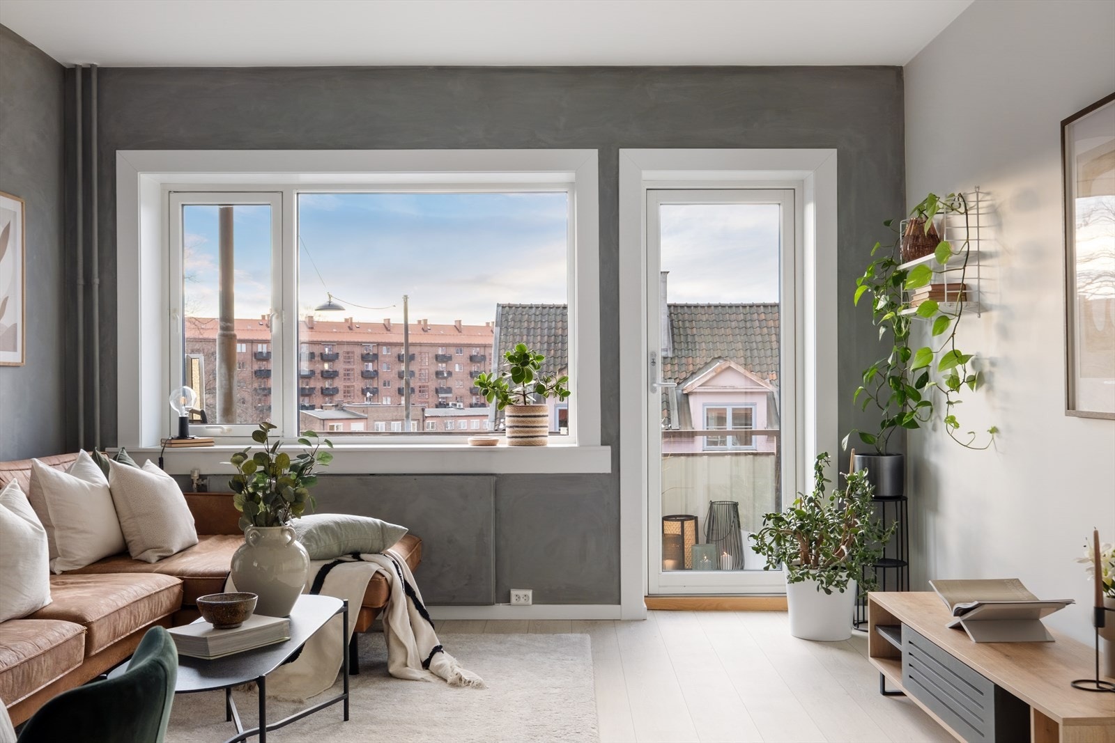 Store vindusflater sørger for rikelig med naturlig lys og en luftig romfølelse. Galleribilde