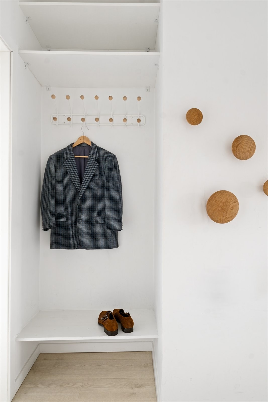 Her er det god plass til oppbevaring av sko og yttertøy i praktisk nisje. Galleribilde