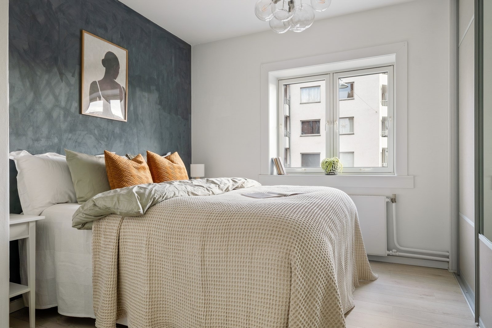 Leiligheten har to romslige soverom med plass til dobbeltseng og nattbord. Galleribilde