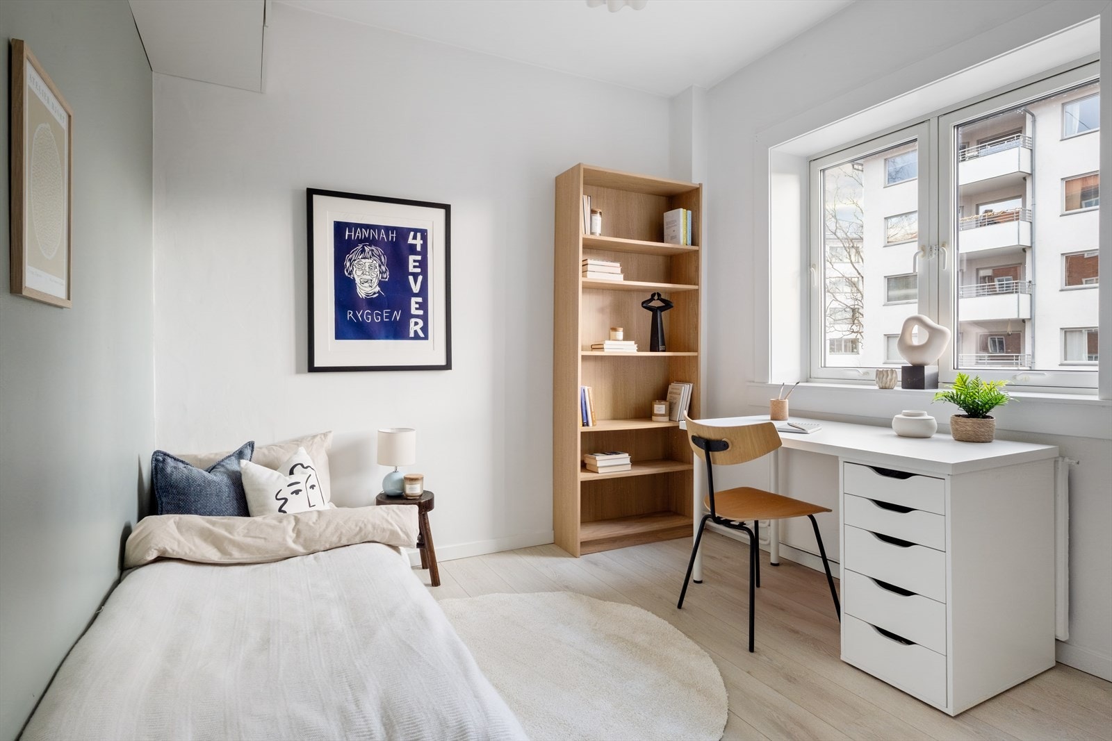 Soverom nr. 2 med plass til seng og skrivepult. Galleribilde