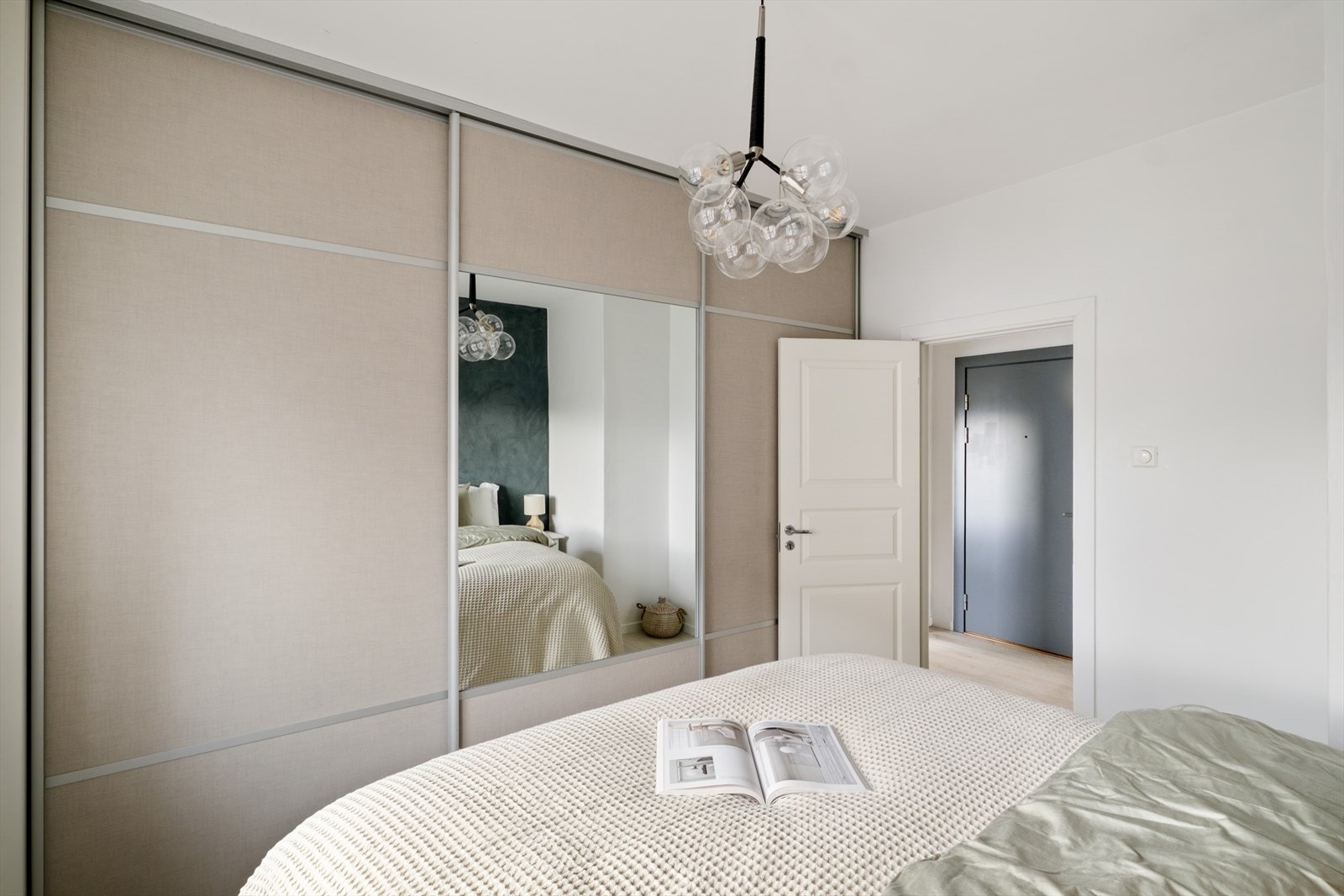 Begge soverom har skyvedørsgarderobe med god oppbevaringsplass. Galleribilde