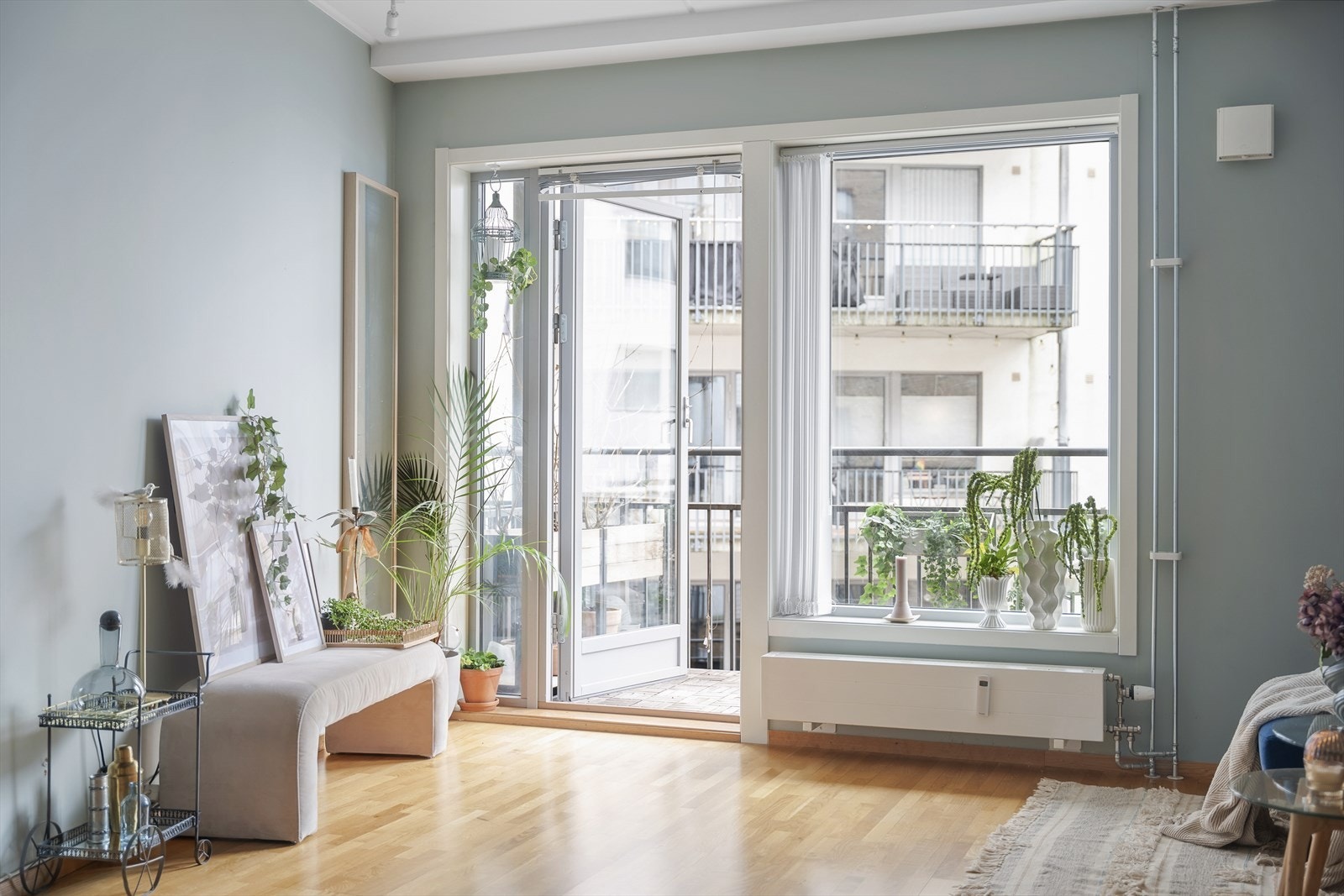 I stuen er det store vindusflater som slipper inn godt med naturlig lys, samt leder ut til en solrik balkong. Galleribilde