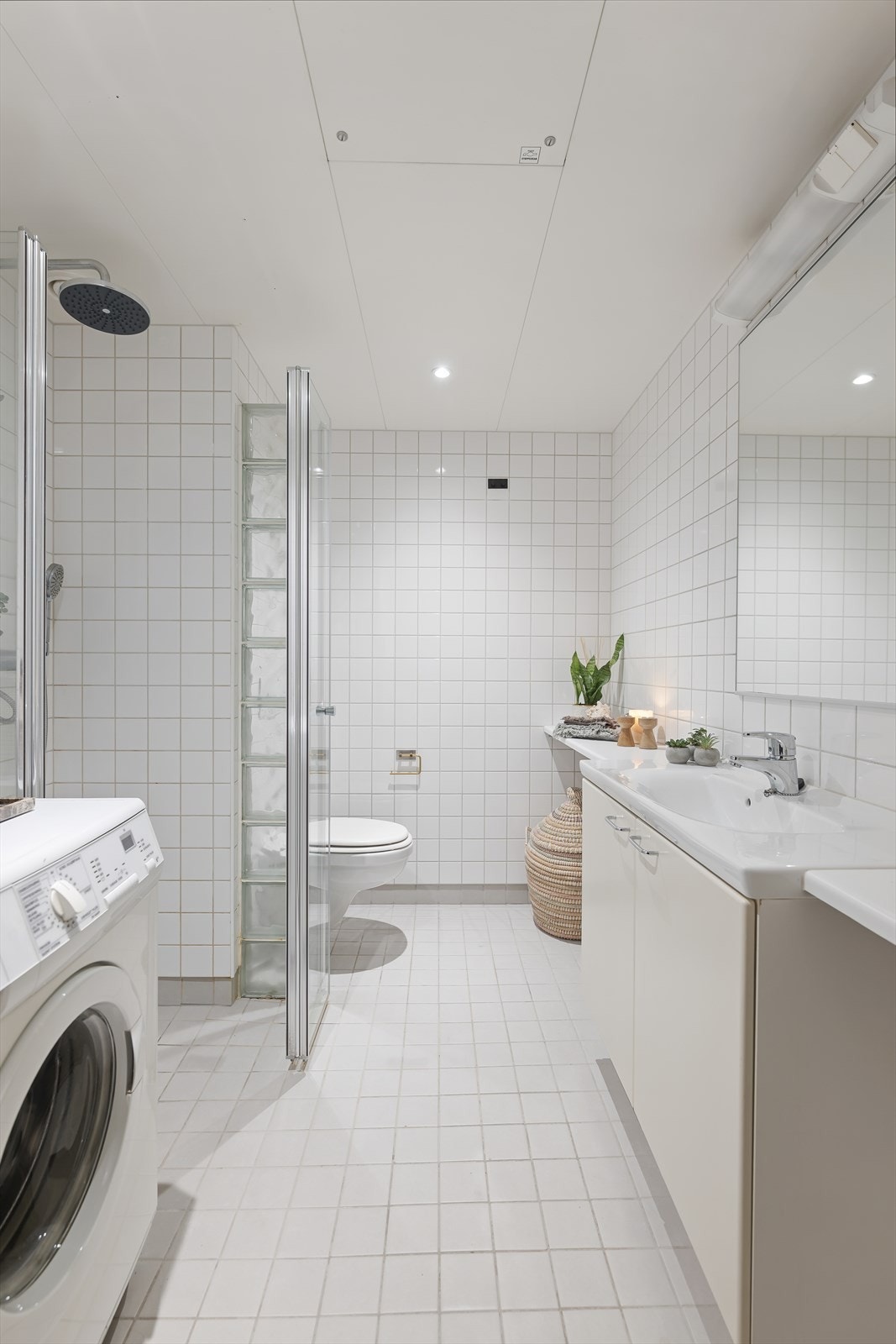 Badet er romslig og innbydende med gulvvarme og downlights i himlingen. Galleribilde