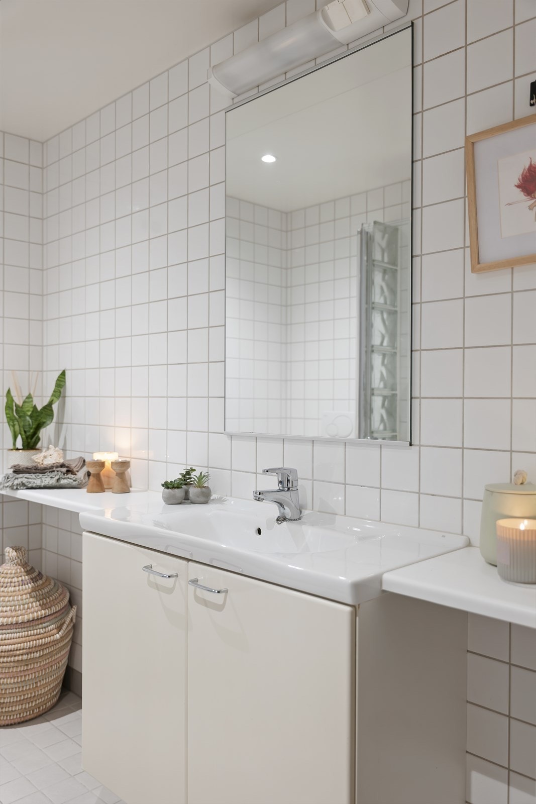 Baderomsinnredning med servant, underskap og speil med overlys. Galleribilde