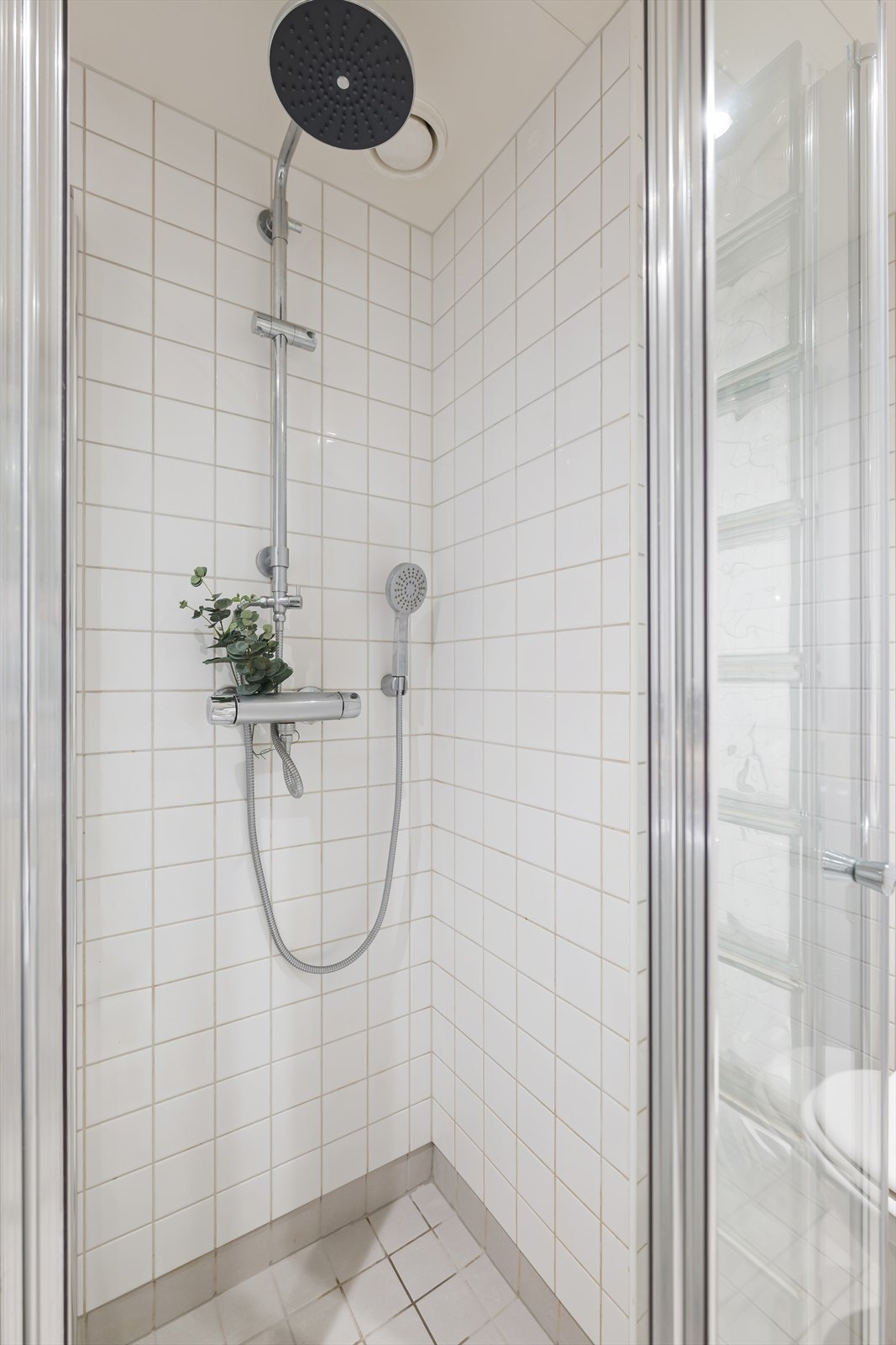 Dusjhjørne med praktiske foldedører i glass. Galleribilde