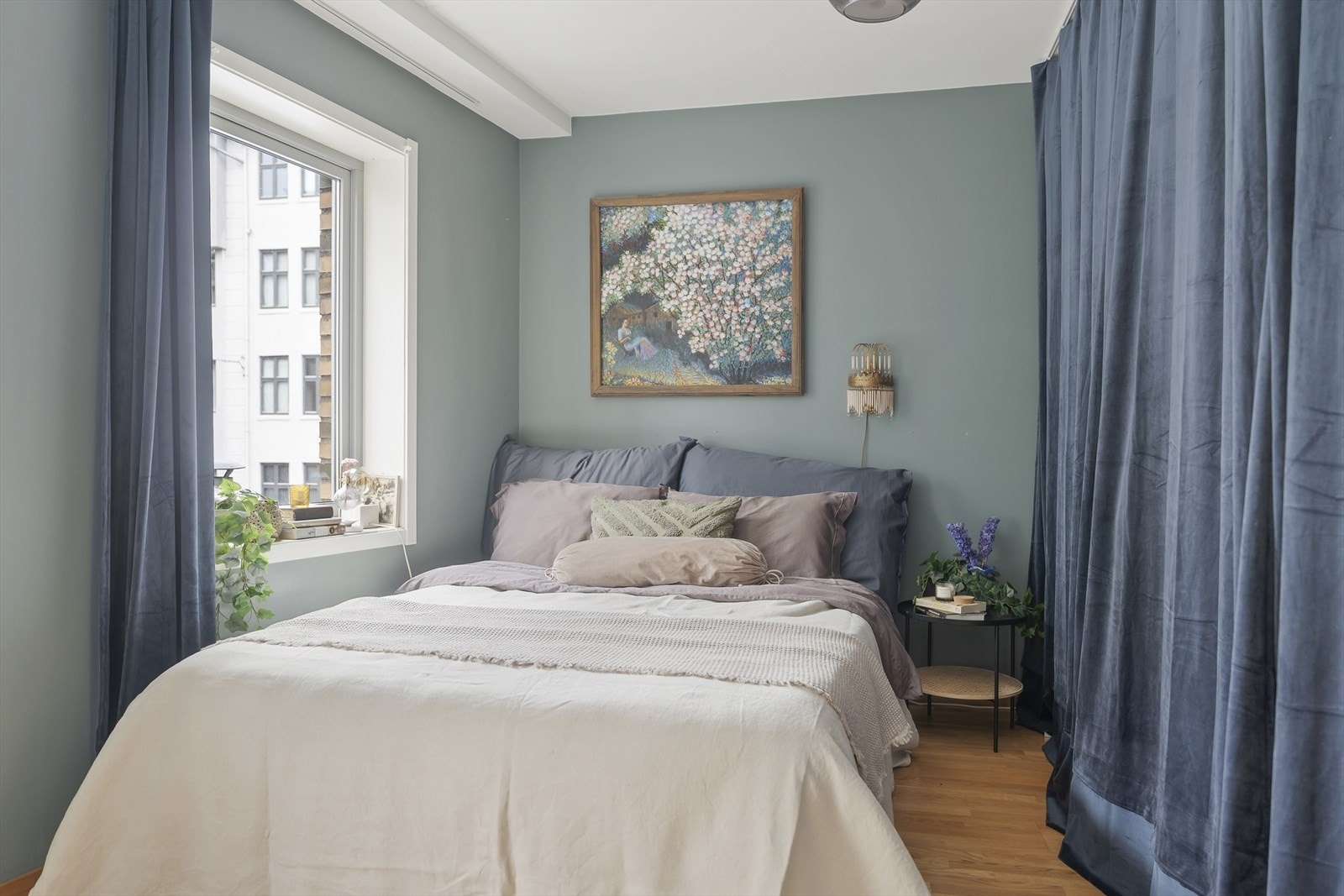 Vinduene fra 2006 har malte trerammer og to-lags glass. Galleribilde