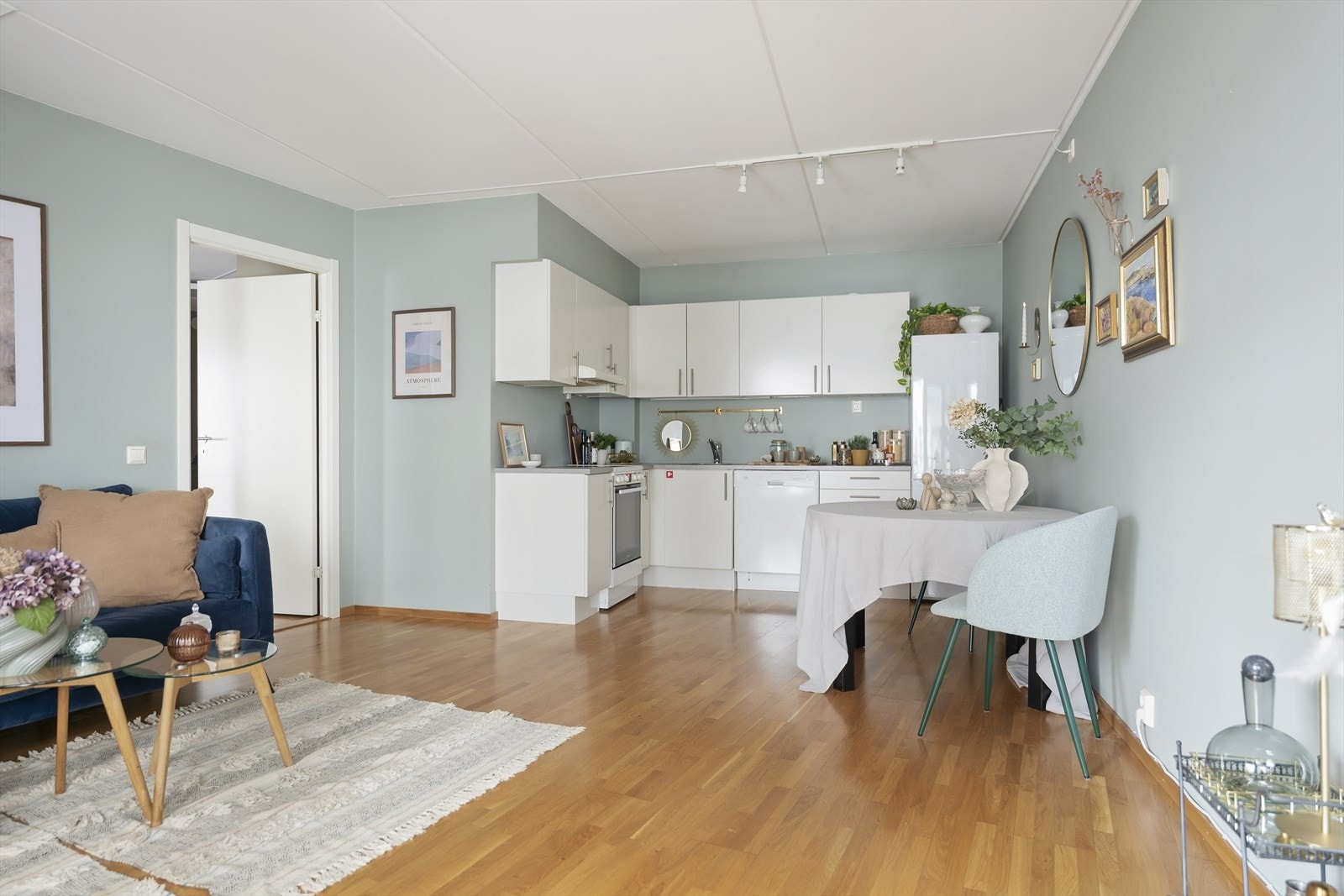 Dette er en lys og moderne 2-roms leilighet beliggende i indre gårdsrom på Grünerløkka. Galleribilde