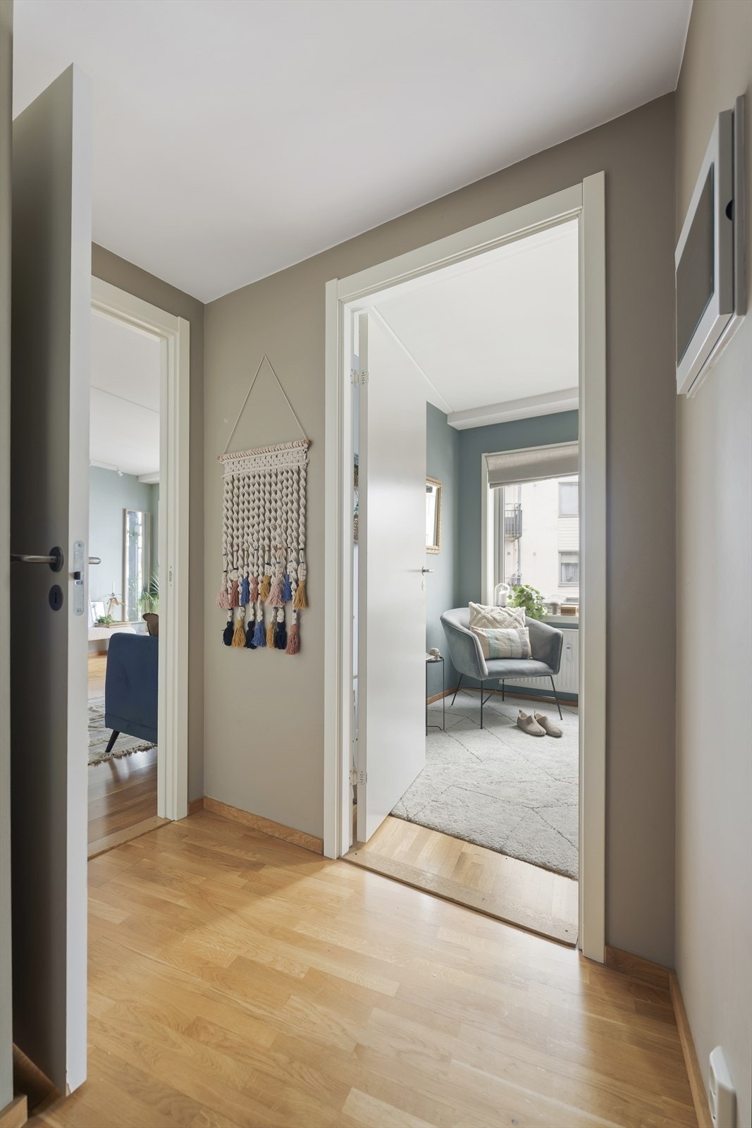 De store vindusflatene slipper inn godt med naturlig lys i boligen. Galleribilde